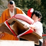 　京都・醍醐寺で行われた「餅上げ力奉納」の女性の部で優勝した村尾春美さん＝２３日