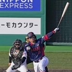 　９回日本代表２死一塁、森下が左翼線に二塁打を放つ。捕手海野＝サンマリン宮崎