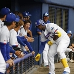 　３回、本塁打を放ちナインに迎えられる中日・サノー（右）＝アグレ北谷