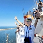 　オーストラリア西部・フリマントルに入港し、手を振る南極観測船「しらせ」の乗員＝２３日（南極観測隊同行記者撮影）