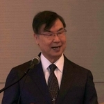 　愛知県がんセンターで講演する坂口志文さん＝２３日午後、名古屋市