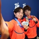 　イタリア・ミラノのマルペンサ空港で、出発前に撮影に応じるフィギュアスケート男子の鍵山優真（左）と佐藤駿＝２３日（代表撮影・共同）