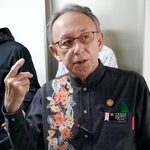 　米軍普天間飛行場の返還を巡り、記者団の取材に応じる沖縄県の玉城デニー知事＝２４日午前、沖縄県庁