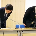 　謝罪する国民民主党東京都連の川合孝典会長（右）ら＝２４日午前、東京都庁