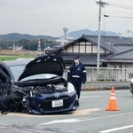 　福岡県遠賀町の交差点で、幼稚園の送迎バスと衝突した乗用車＝２４日午後０時１分