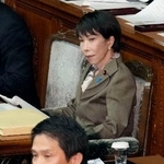 　衆院本会議で中道改革連合の小川代表（手前）の代表質問を聞く高市首相＝２４日午後