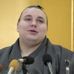 　記者会見で意気込みを語る安青錦＝２４日、大阪府松原市