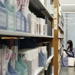 　本を読む大学生＝東京都内