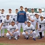 　強化合宿を打ち上げ、アドバイザーのダルビッシュを中心に記念写真に納まる日本代表の投手陣＝宮崎（代表撮影）