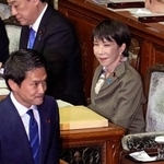 　衆院本会議で、代表質問に臨む中道改革連合の小川代表（手前）と高市首相＝２４日午後