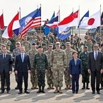 　２４日、タイ中部ウタパオで開催された演習「コブラゴールド」の開会式で撮影に応じる参加者ら（共同）