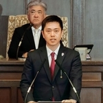 　大阪府議会の定例会で所信表明演説する吉村洋文知事＝２４日午後