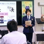 　茨城県立水戸聾学校で開かれた地域安全教室で「手話リンク」について説明する警察官（右から２人目）と手話で通訳する教諭（右端）＝２４日午後、水戸市