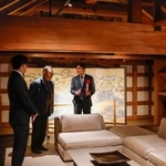 　「旧相馬家住宅」の蔵を活用した客室を案内する運営会社の他力野淳代表（右）＝２４日午後、北海道函館市