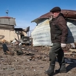 　ロシアによる無人機攻撃を受けた一帯を片付ける住民＝２３日、ウクライナ・オデーサ（ロイター＝共同）