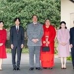 　トンガ皇太子夫妻と記念撮影される秋篠宮ご一家＝２４日、東京・元赤坂（宮内庁提供）