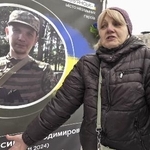 　息子の遺影の前で話すナタリア・ネフョードワさん。ロシアのウクライナ侵攻開始から２４日で４年となった＝２３日、ウクライナ・スラビャンスク（共同）