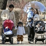 　韓国のソウル市内を歩く親子連れ＝２０２５年２月