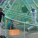 　新庄監督（左手前）の視線を受けながら打撃練習する日本ハムの郡司＝名護