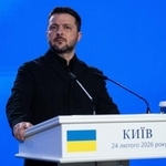 　記者会見するウクライナのゼレンスキー大統領＝２４日、キーウ（ゲッティ＝共同）