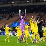 　インテル・ミラノを破って１６強入りし、喜ぶボデグリムトの選手たち＝ミラノ（ＡＰ＝共同）