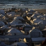 　ガザ北部ガザ市の海岸沿いに張られた避難民のテント＝２４日（ゲッティ＝共同）