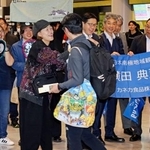 　成田空港に到着し家族らと再会する南極観測隊の隊員（手前右）＝２５日午前
