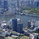 　建設が進む高層マンション（中央）＝２０２５年４月、東京都中央区