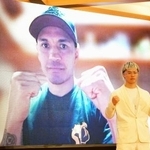 　リモートで記者会見に参加したフアンフランシスコ・エストラダとポーズをとるＷＢＣバンタム級２位の那須川天心＝２５日、東京都文京区