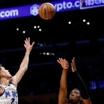 　マジック戦でシュートを放つレーカーズの八村（右）＝ロサンゼルス（ＡＰ＝共同）