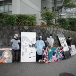 　京都大前の歩道に並べられたタテカン＝２５日午前、京都市左京区