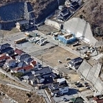 　岩手県大船渡市の山林火災で被害に遭った建物が解体され、更地が目立つ三陸町綾里の住宅街＝２０日（共同通信社機から）