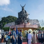 　ピープルパワー革命の記念碑前で開かれたフィリピン政府の式典＝２５日、マニラ（共同）