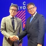 　握手するＦＣ東京の川岸滋也社長（左）とスフィーダ世田谷の運営法人の稲田能彦理事長＝２５日、東京都内