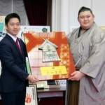 　大阪府の吉村洋文知事（左）から記念の盾を受け取る横綱大の里＝２５日、大阪府庁