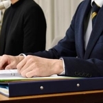 　三重県による調査を求め、記者会見する被害女性の両親＝２５日午後、津市