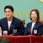 　記者会見するフィギュアスケートペアの三浦璃来（右）と木原龍一＝２５日午後、東京・内幸町の日本記者クラブ