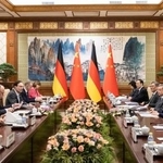 　会談に臨む中国の習近平国家主席（右から２人目）とドイツのメルツ首相（左から２人目）＝２５日、北京の釣魚台迎賓館（共同）