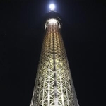 　エレベーターが急停止した東京スカイツリー＝２２日夜、東京都墨田区