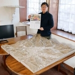 　大規模山林火災の伝承施設で展示が予定されている綾里地区の立体地形図と阿部正幸さん＝１９日、岩手県大船渡市