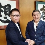 　学校法人「国際志学園」の水嶋章陽理事長（右）と握手する「ＭＭＡ甲子園」を主催する岩崎ヒロユキ代表＝２０２５年７月、北九州市