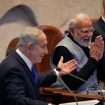 　２５日、イスラエル国会で演説するネタニヤフ首相（左）とインドのモディ首相（中央）＝エルサレム（ＡＰ＝共同）