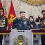 　朝鮮労働党大会閉会を記念した軍事パレードに臨む北朝鮮の金正恩党総書記（前列中央）と娘（奥）＝２５日、平壌の金日成広場（朝鮮中央通信＝共同）