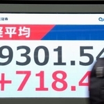 　上げ幅が一時７００円を超え５万９０００円台を付けた日経平均株価を示すモニター。取引時間中の最高値を更新した＝２６日午前、東京都中央区