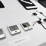 　教員が女子児童らを盗撮し交流サイト（ＳＮＳ）のグループチャットで画像を共有したとされる事件で押収されたカメラなど＝１月、名古屋・熱田署