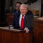 　米上下両院合同会議で一般教書演説に立つトランプ大統領＝２４日、ワシントン（ゲッティ＝共同）