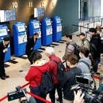 　訪れた観光客に向かい「天望デッキ」の営業再開をアナウンスする東京スカイツリーの従業員（左奥）＝２６日午前、東京都墨田区