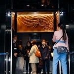 　エレベーターで東京スカイツリーの「天望デッキ」へ向かう人たち＝２６日午前、東京都墨田区