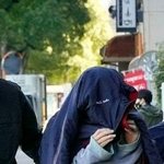 　家宅捜索に立ち会うため、捜査員に連れられて自宅に入る吉井辰夫容疑者（中央）＝２６日午前、福岡市早良区