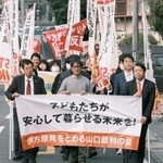 　伊方原発３号機の運転差し止めを求めた訴訟の判決で、山口地裁岩国支部に向かう原告ら＝２６日午前